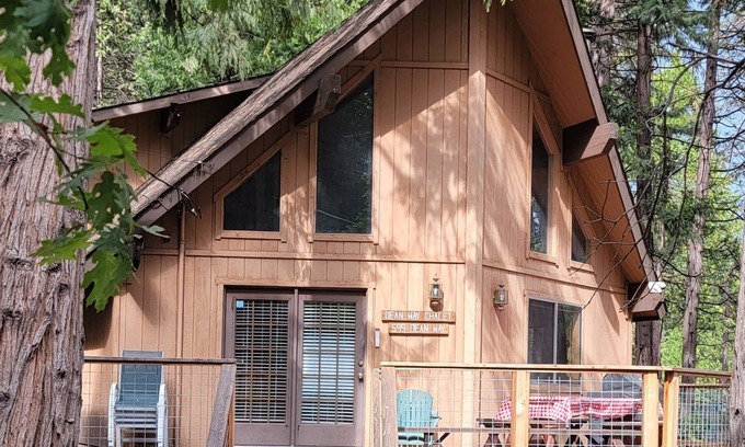 Arnold Cabin | Dean Way Chalet - Spacious & Family-Friendly in Blue Lake Springs