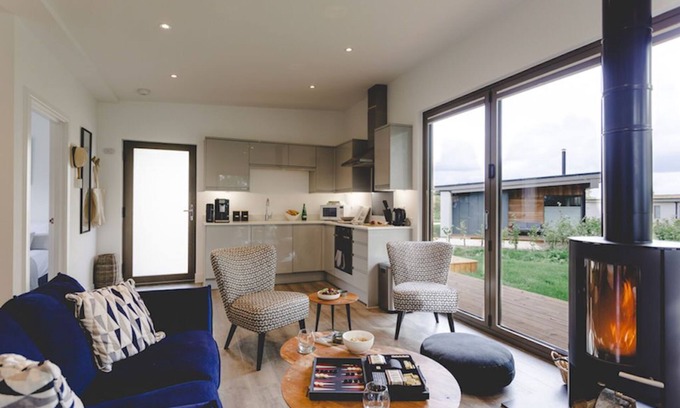 Colchester House | "Deben" Eco Lodge: Private Hot Tub