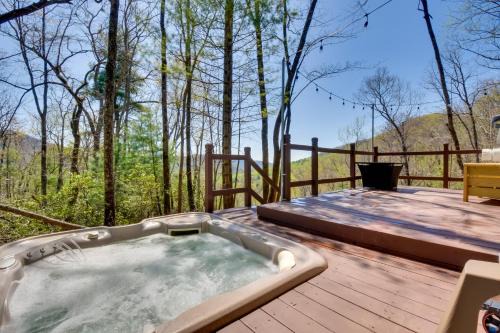 Mountain City House | Deck and Fire Pit Mtn-View Cabin in Rabun Gap