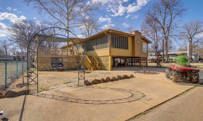 Tunica Cabin | Deck & Fire Pit! Cabin Half-Mi to Tunica Lake