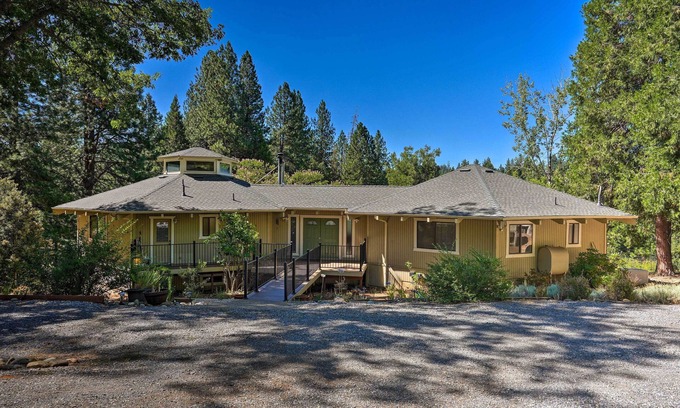 Apple Hill House | Deck & Grill: Camino Home in Wine Country!