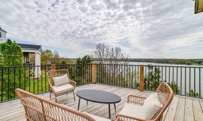 Eddyville House | Deck w/Lake Barkley Views: Spacious Family Home!