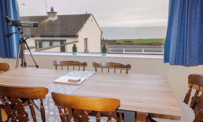 Donaghadee Cottage | DEE BY THE SEA, family friendly, with a garden in Donaghadee
