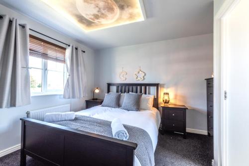 Oakenholt House | Dee View Executive Stay
