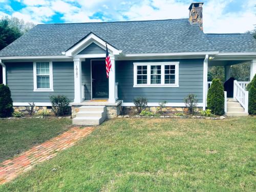 Lookout Mountain House | Deep Soak Tub, Waterfall Shower, Near Rock City!