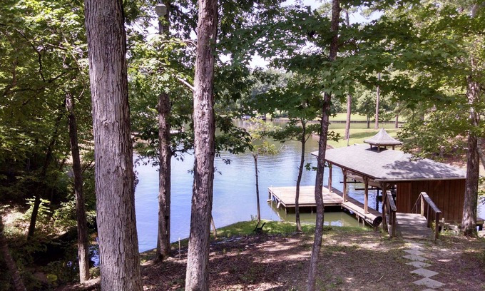 Eatonton Cabin | Deep Water Cove, WI-FI, Great Swimming & Fishing, peaceful from lake traffic.