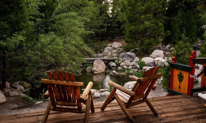 Twin Peaks Hotel | Deer Creek - Two-Bedroom | Three Beds | One Bathroom | Sleeps Five