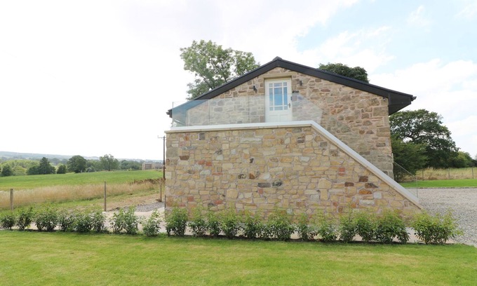 Blackburn Cottage | DEER LODGE, with hot tub in Langho, Lancashire