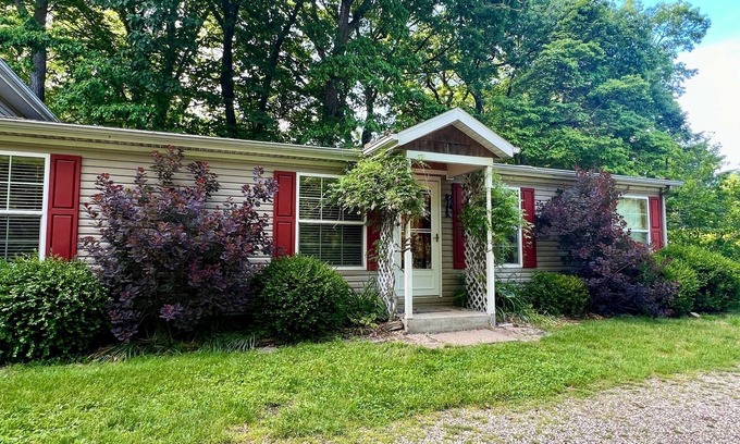 Union Pier House | Deerpath Cottage-30 Acres with Indoor Pool, Farm, Kayaking, Trails, by Beach!