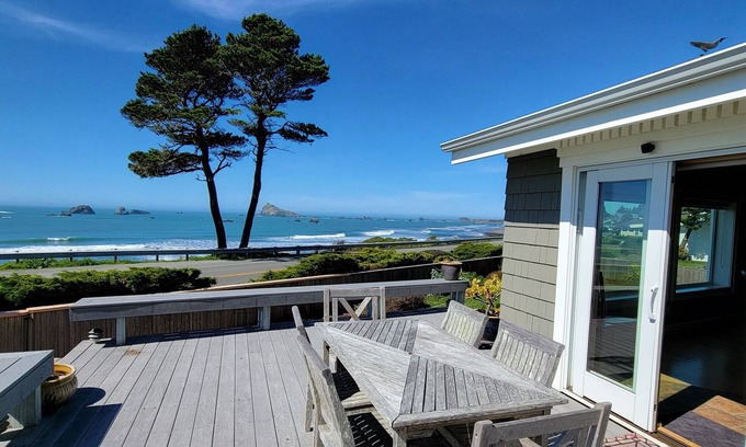 Crescent City North House | del Playa: Luxurious Craftsman Beachfront Home