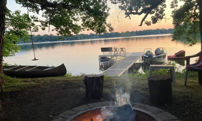 Hayburn Heights Cottage | Delafield Cottage on Lower Nemahbin Lake - Canoe & Kayak Included