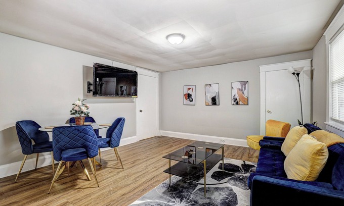 Woodlawn House | Delightful 2-bedroom unit with WiFi in Catonsville