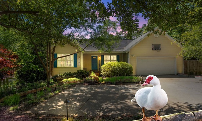 Greenville - Spartanburg Other | Delightful Duck Farm cottage, 5 min walk to State Park! Gated, a hidden gem!