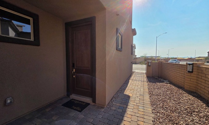 Pittmann House | Delightful own entrance 1b1b with AC in Henderson