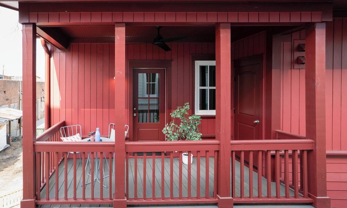 Historic Oakwood House | DelightfulDesign-WalkToEats&Drinks-PvtBalcony-Pets