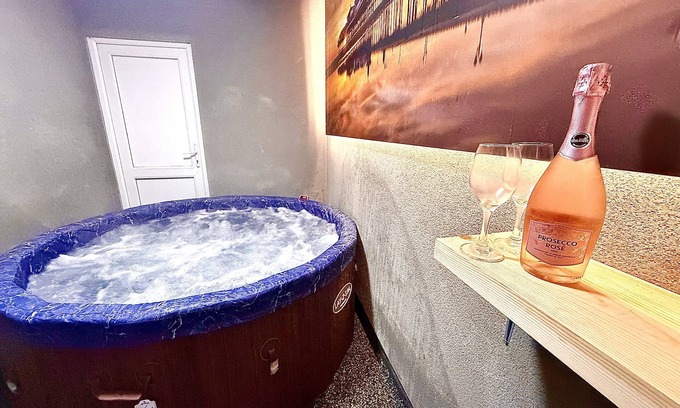 Blackpool Town Center Apartment | delux suite with hottub & shower