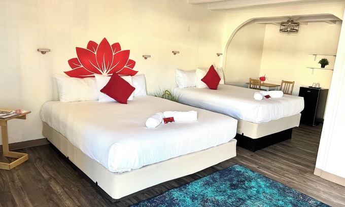 Las Vegas Strip Hotel | DELUXE DOUBLE BED KING AND QUEEN - SLEEPS 4 - NON-SMOKING