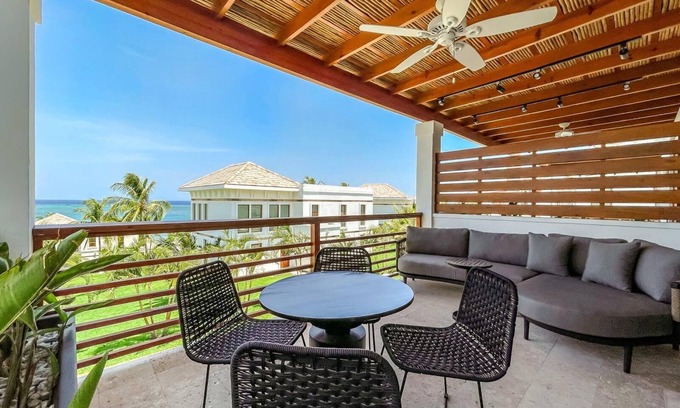 Pristine Bay Hotel | Deluxe Double Room at Las Verandas