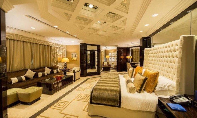 Garhoud House | Deluxe Double Suite Near Le Royal Club DXB Airport By Luxury Bookings