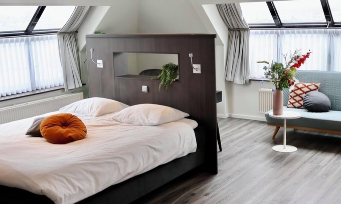 Appeltern Hotel | Deluxe hotel room with luxurious amenities, a duo whirlpool tub, and stunning water views for the ultimate relaxation.