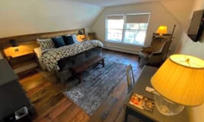 West Dover Resort | Deluxe King - 2nd floor in Historic Inn