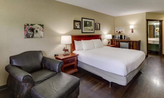 Columbia Hotel | Deluxe King Bed with Private Balcony! Stoney Creek Columbia, Parking