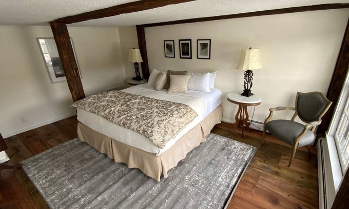 West Dover Resort | Deluxe King Suite, Living Room w/sofa bed & fireplace