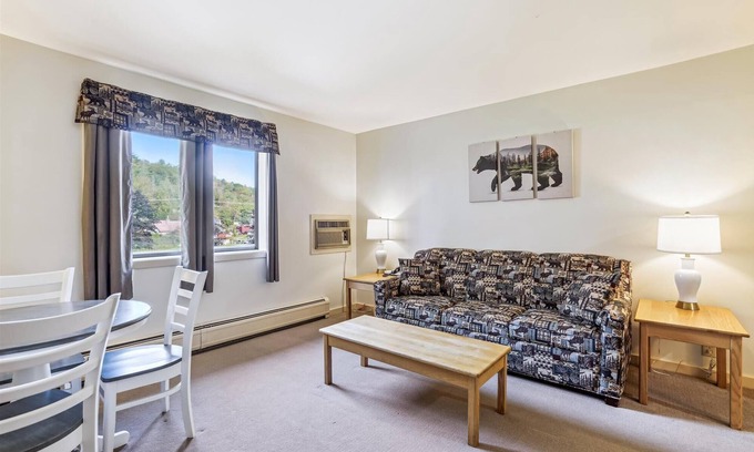 West Bridgewater Hotel | Deluxe one bedroom suite located on first floor with outdoor heated pool 11921