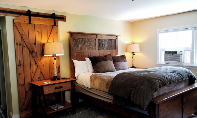 West Dover Resort | Deluxe Queen Suite with pull-out love seat, private entrance