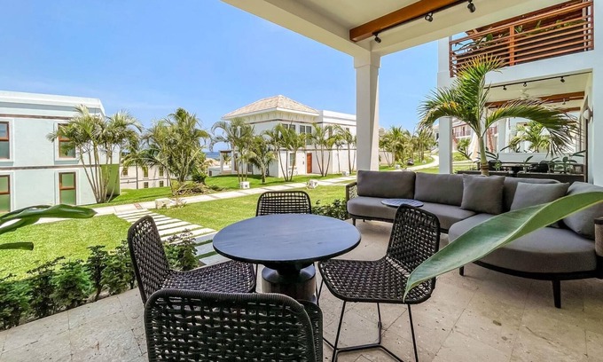 Pristine Bay Hotel | Deluxe Room at Las Verandas (1)