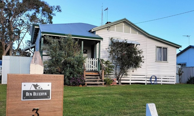 Walpole House | Den Blechyn