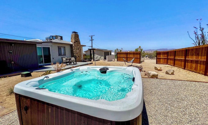 Twentynine Palms House | Desert Escape in 29 Palms - Stargaze and Soak under the stars - 5 mins from JTNP