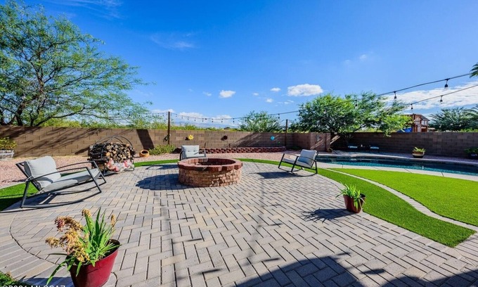 Rita Ranch House | Desert home with pool, fire pit & mountain views