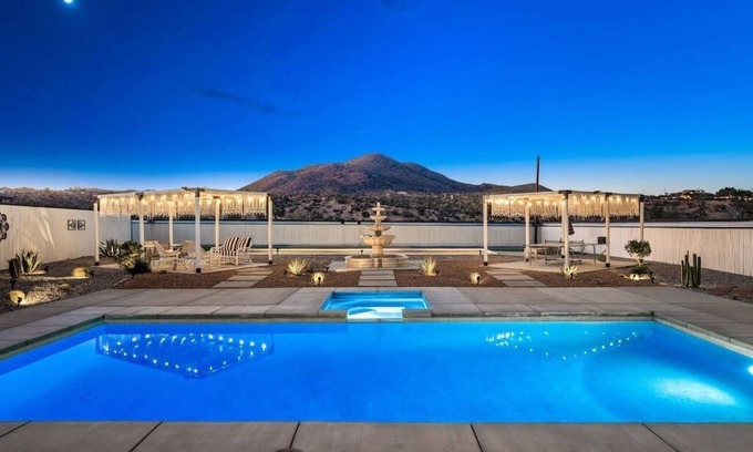 Yucca Valley House | Desert House in Joshua Tree/Yucca Valley with Pool & Hot Tub