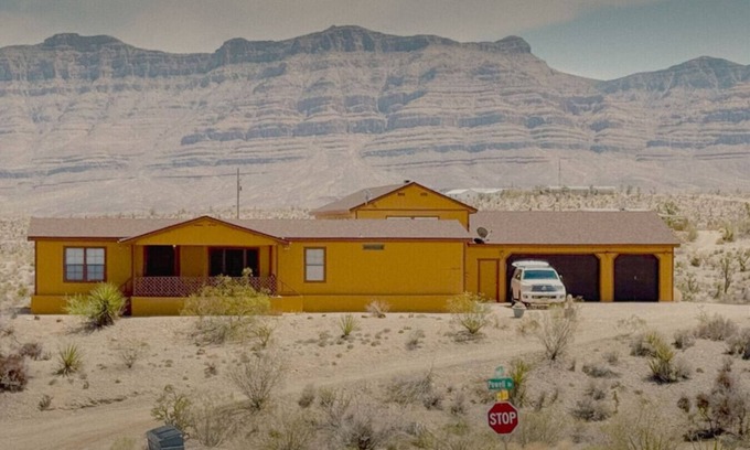 Meadview House | Desert View Retreat - Sleeps 22, Game Garage, Near Skywalk & Lake Mead