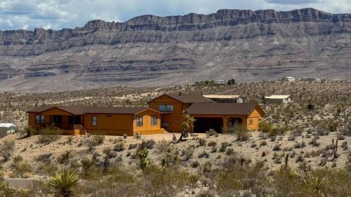 Meadview House | Desert View Retreat - Sleeps 22, Game Garage, Near Skywalk & Lake Mead