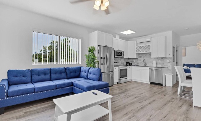 Seybold Apartment | Design District 4ppl APT Near Art Work+Family Spot