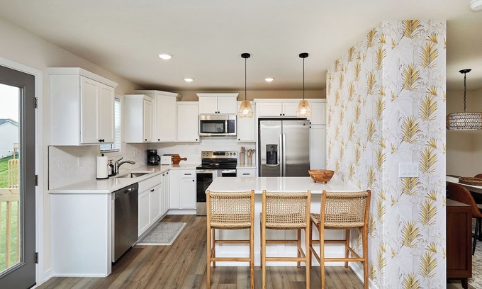 Van Meter House | Designer 4BR-New Build! Giant TV, Great for Groups/Families