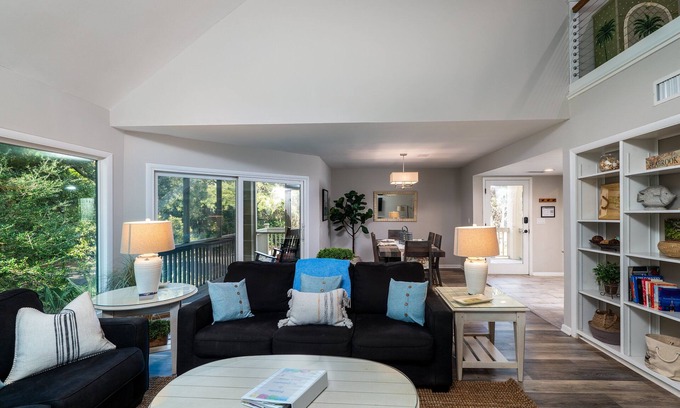 Spinnaker Beachhouses House | DESIGNER DECORATED 3 BR Spinnaker! Walk to beach & club! Amenity Cards! Dog Friendly!