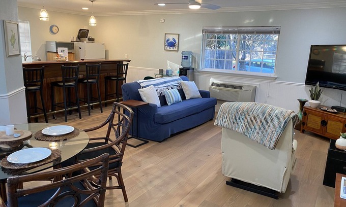 Chico House | Designer Guesthouse w Tennis Ct, Pool & Hot Tub