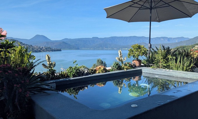 El Santuario House | Designer House with Spectacular Lake Views, Jacuzzi and Lush Gardens
