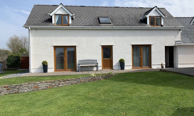 Porthyrhyd House | Detached annexe in a pretty village close to Botanical Gardens and Carmarthen