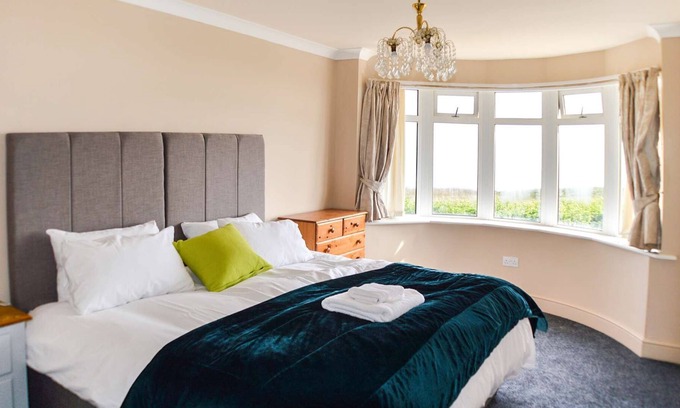 Folkestone House | Detached cliff top bungalow with stunning sea views