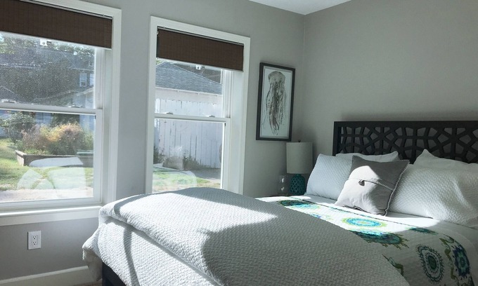 Boulevard Park Cottage | Detached Guest Cottage Backs to Private Park In Midtown Sacramento