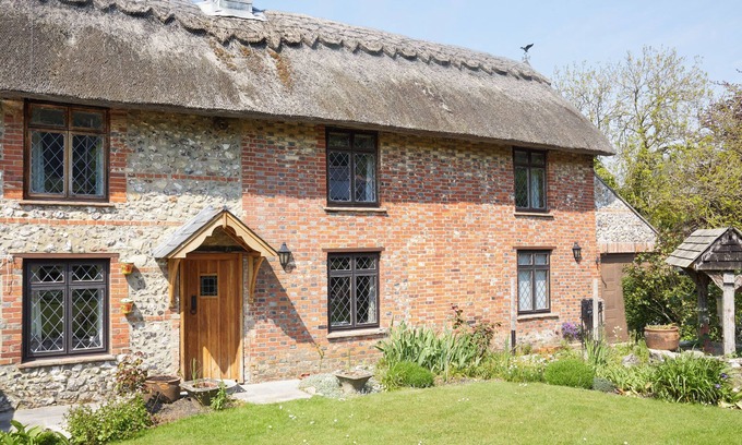 Newport Cottage | Detached Thatched Cottage In The Village Of Carisbrooken4 bedrooms + 3 bathrooms
