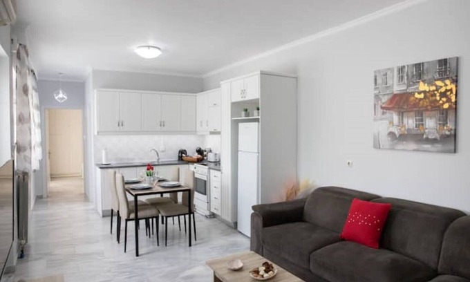 Zipari House | Detatched House - 1km From the Beach