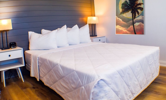 Clearwater Beach Hotel | Devon Shores- Standard Queen