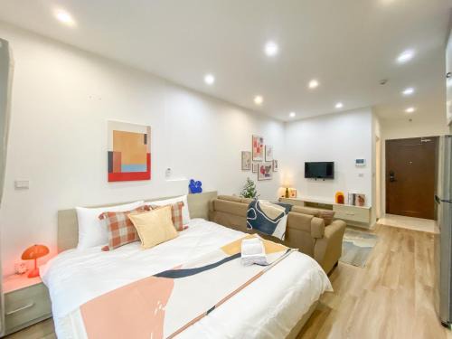 Nhat Tan Apartment | DFour Lakefront Serenity - D'Eldorado