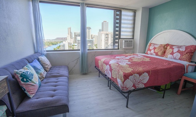 McCully - Moiliili Apartment | Diamond Ocean And Canal View Affordable Great Value