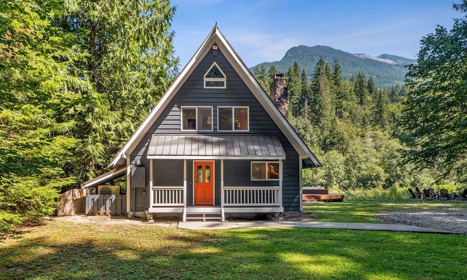 Skykomish Cabin | Diamond on the Sky: Riverfront mountain lodge w/views, fireplace & WiFi